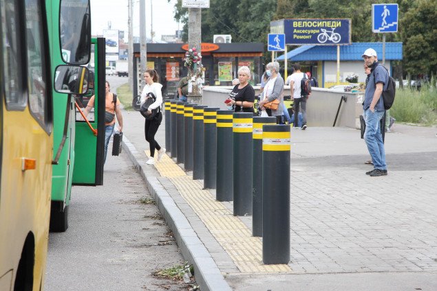 На остановке общественного транспорта, где произошло смертельное ДТП, установили защитную систему (фото)