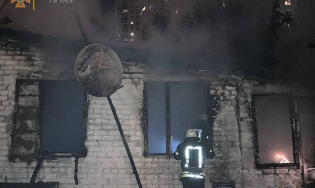 Столичные спасатели ликвидировали пожар в частном доме в Дарницком районе