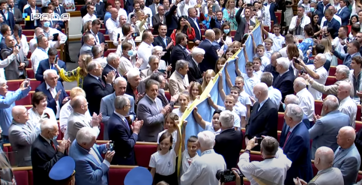 “Флаг Независимости” во время торжественного заседания Рады в сессионный зал внесли дети (видео)