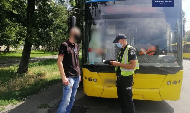 На проспекте Победы в Киеве полицейские остановили троллейбус, водитель которого был в состоянии наркотического опьянения
