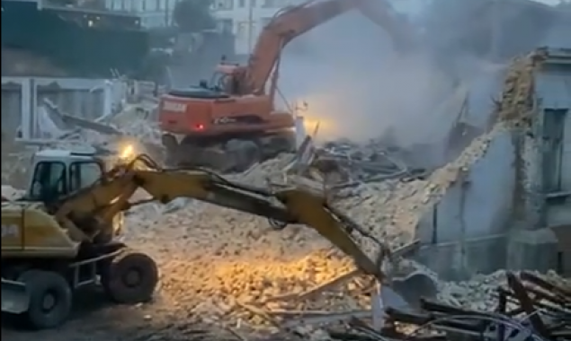 Застройщик уничтожил ранним утром дом Барбана в центре Киева