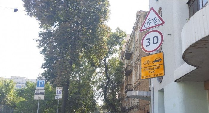 Столичные коммунальщики заменили 185 дорожных знаков за неделю