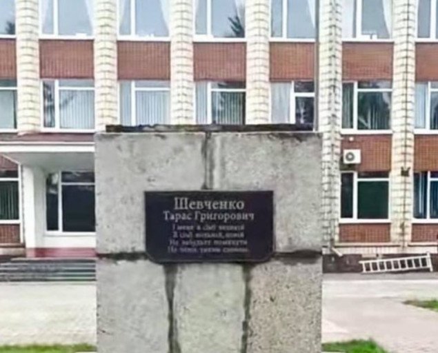 На Киевщине скульптор демонтировал памятник Кобзарю после 13-летнего ожидания оплаты своей работы
