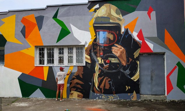 Еще одну пожарную часть Киева украсили муралом (фото, видео)