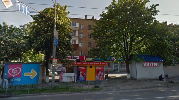Киевляне жалуются на точку круглосуточной торговли возле дома по ул. Дорогожицкой, 13