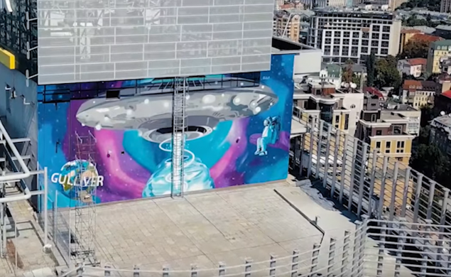 На крыше ТРЦ Gulliver появился футуристический мурал (видео)