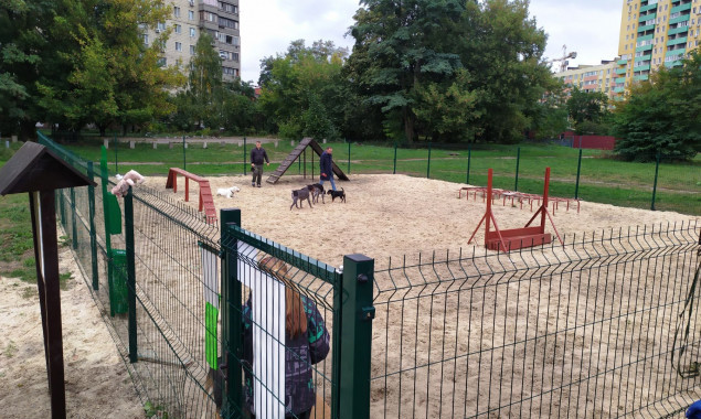 В Днепровском районе Киева открыли площадку для выгула собак (фото)