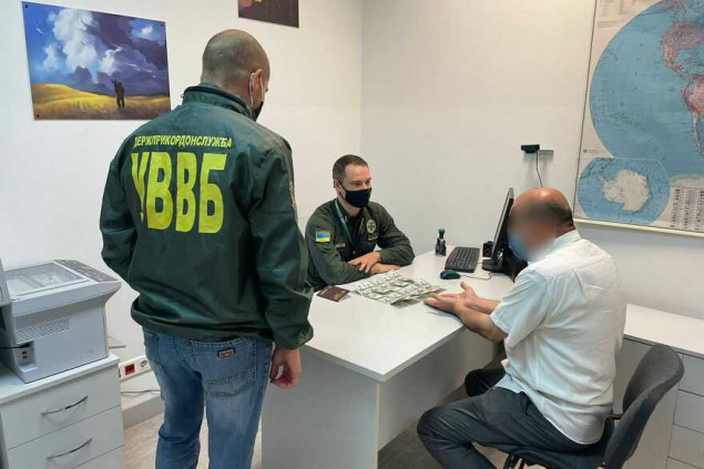 В аэропорту “Борисполь” иностранец пытался с помощью взятки попасть на территорию Украины