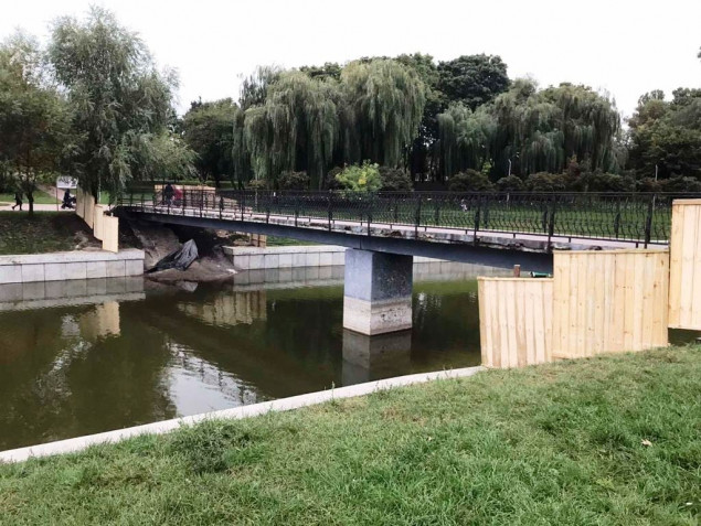 В парке “Отрадный” собираются отремонтировать пешеходный мостик (фото)