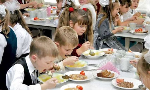Гостомельська селищна рада обрала постачальника харчування для дітей 9 місцевих шкіл та дитсадків