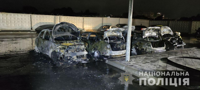 На парковке в Крюковщине на Киевщине ночью полностью сгорело 4 автомобиля (фото)