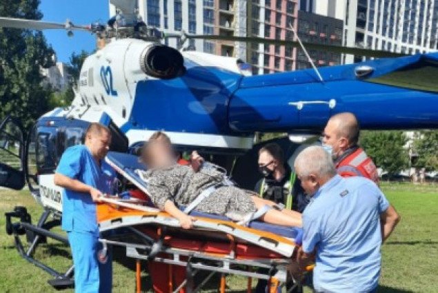 В столичную больницу беременную жительницу Фастова доставили на вертолете (фото)