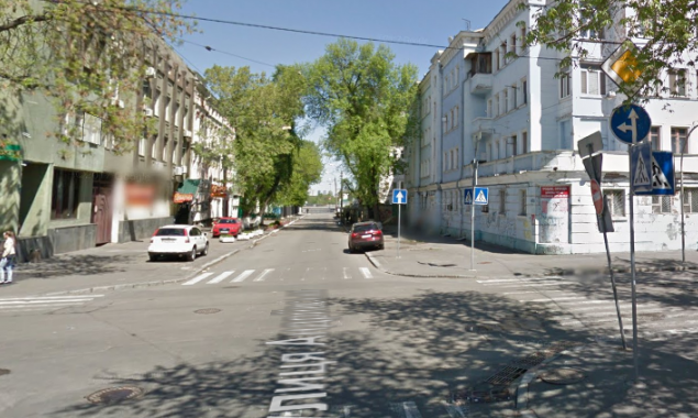 До середины октября движение по части столичной улицы Андреевской будет перекрыто (схема объезда)