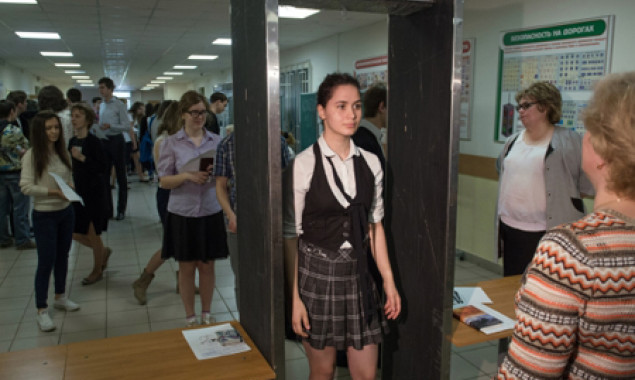 Прокуратура Киева предлагает установить в школах столицы металлодетекторы