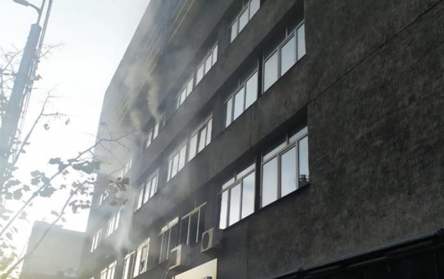 Бойцы ГСЧС спасли мужчину из пожара в Киевском профессиональном колледже