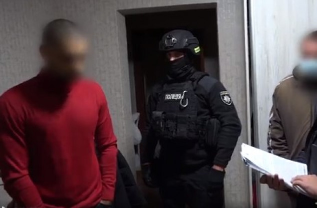 В Киеве задержали группу псевдополицейских, которые обвиняли горожан в сбыте наркотиков и вымогали деньги (фото, видео)