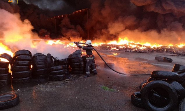 В селе Бышев на Киевщине произошел пожар на складе бытовых отходов