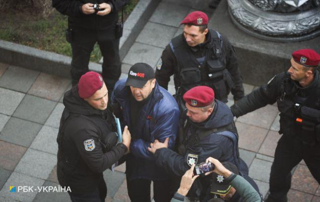 Под Радой задержали лидера протестов предпринимателей (видео)