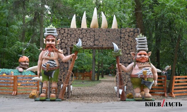 Мир великанов: в Голосеевском парке открылась выставка сказочных фигур (фото)