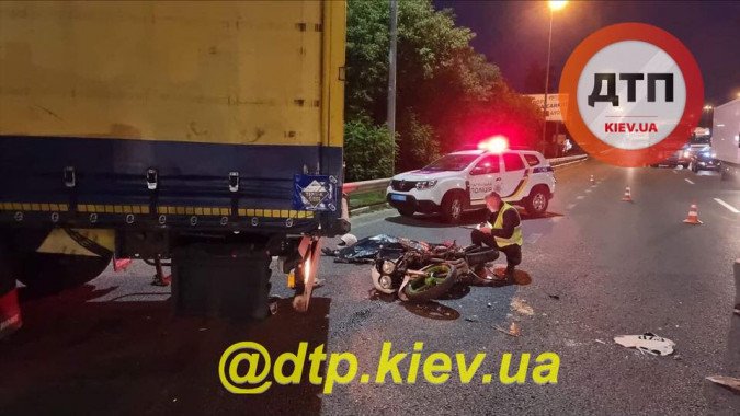 На Житомирском шоссе мотоциклист погиб от столкновения с разворачивающимся грузовиком