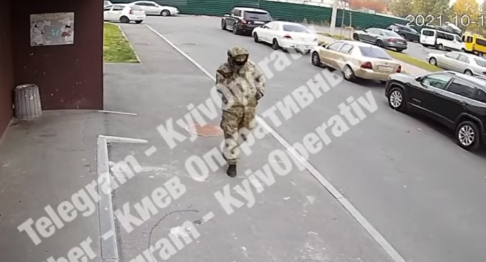 В Софиевской Борщаговке мужчина в камуфляжной форме стрелял по семье с ребенком (видео, фото)