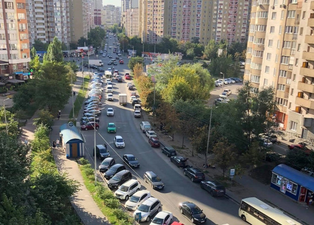 Обитатели столичных Позняков возмущены введением платных парковок на ряде улиц
