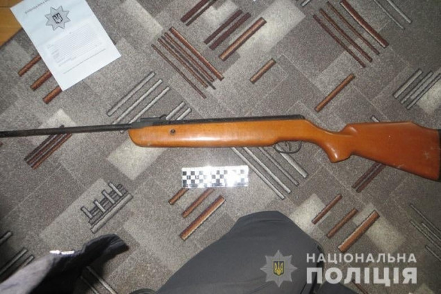 Полицейские задержали киевлянина, который “стреляя по птичкам” ранил прохожего (фото)