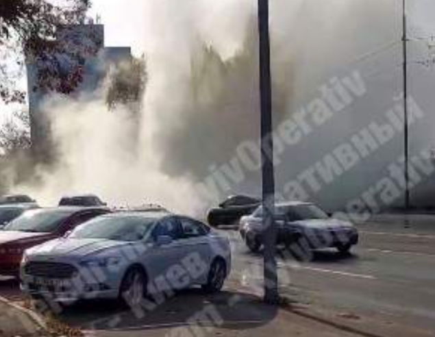 На улице Скляренко прорвало трубопровод (видео)