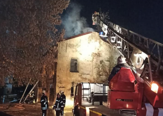 Столичные спасатели ликвидировали пожар в отселенном здании на Печерске
