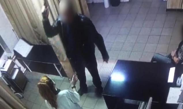 В больнице на Киевщине мужчина угрожал врачу пневматическим пистолетом (фото, видео)