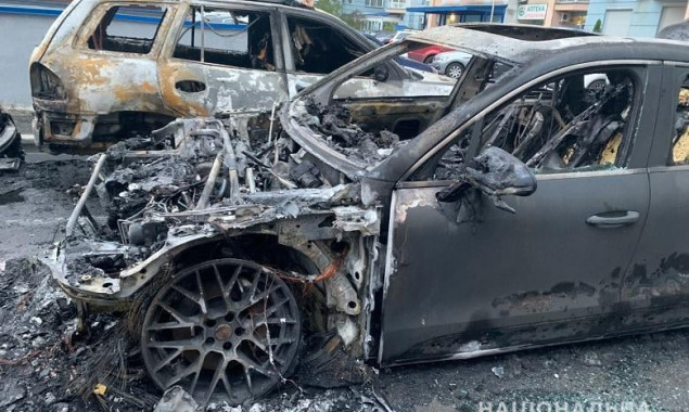 На улице Ломоносова в Киеве сгорели 5 автомобилей (фото)