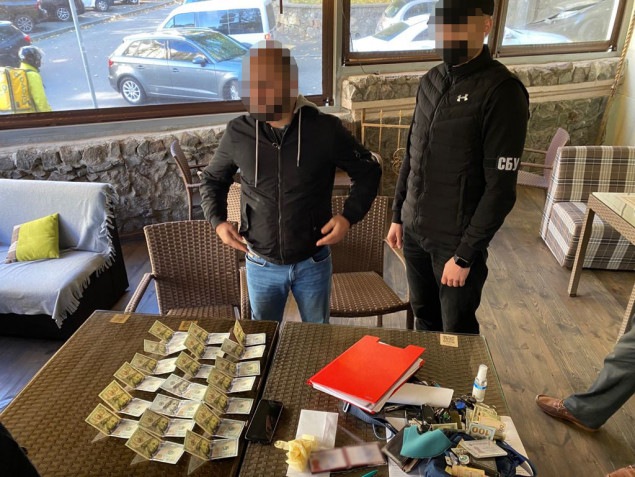 В Киеве на получении 2 тысяч долларов взятки задержан сотрудник КГГА (фото)