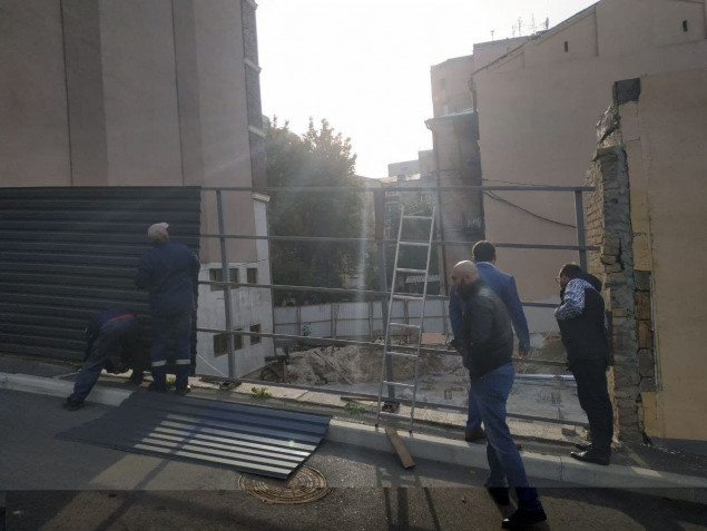 Коммунальщики демонтировали строительный забор вокруг исторической усадьбы Малина на Тургеневской