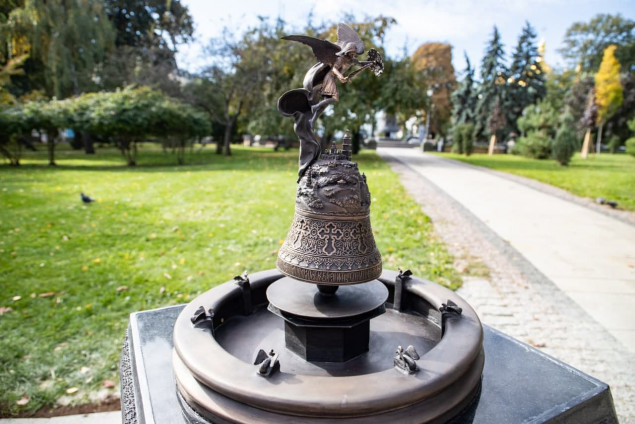 В Киеве открыли 3D-миниатюру фонтана Архистратига Михаила для людей с нарушениями зрения (фото)