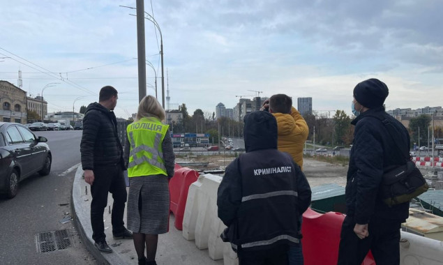 Правоохранители с экспертами осматривают столичный Шулявский путепровод (фото)
