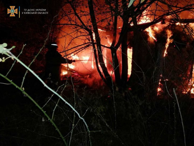 На Киевщине при ликвидации пожара спасатели обнаружили тело мужчины