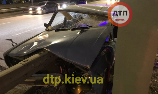 На Саперно-Слободской в Киеве автомобиль наткнулся на отбойник, водитель погиб (фото, видео)