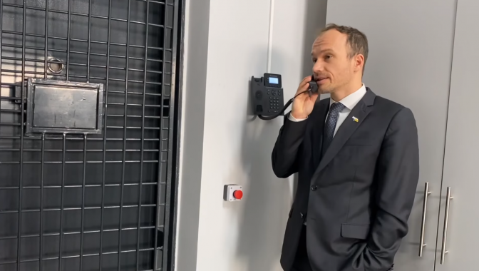 Министр юстиции Малюська прорекламировал услуги платной связи и интернета в Лукьяновском СИЗО (видео)