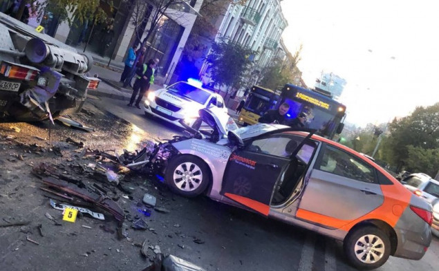 В Шевченковском районе Киева автомобиль влетел в грузовик: водитель погиб на месте (фото, видео)