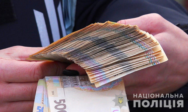 На Киевщине задержали полицейского при получении взятки (видео)