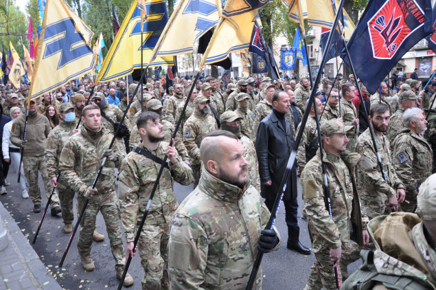 Националисты прошлись маршем по центру Киева в честь Дня защитников и защитниц Украины (видео, фото)