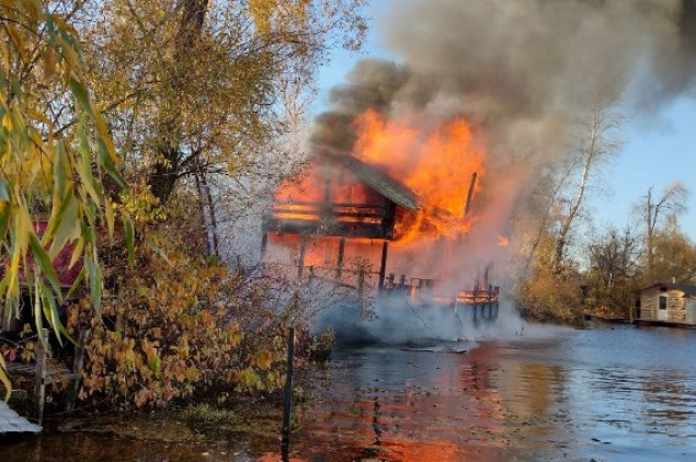 В столичном Гидропарке сгорела деревянная баня на воде (фото, видео)