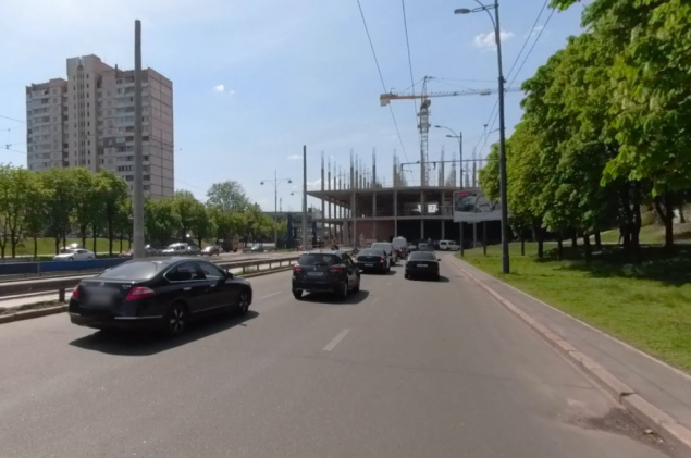 Киевляне вновь жалуются на строительные конструкции ТРК April City на проспекте Курбаса