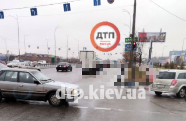 В Киеве велосипедист и пешеход попали под колеса грузовика (видео)