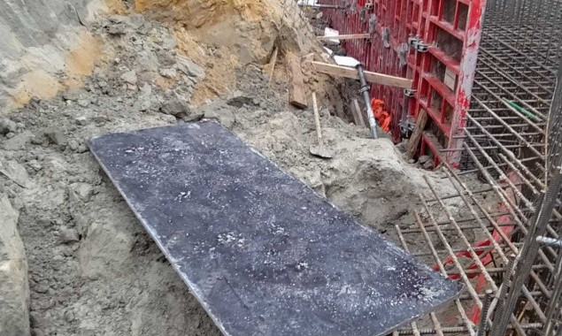В Киеве на строительной площадке из-за обвала грунта погиб рабочий