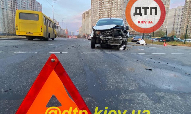 На Позняках в Киеве водитель совершил серьезную аварию и скрылся
