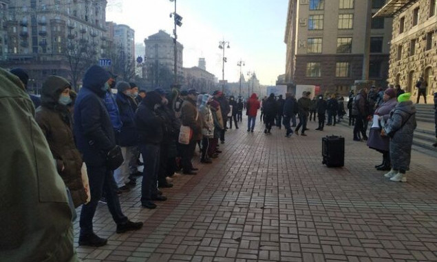Несколько сотен киевлян вышли на акцию протеста под КГГА, начинаются потасовки, – очевидцы