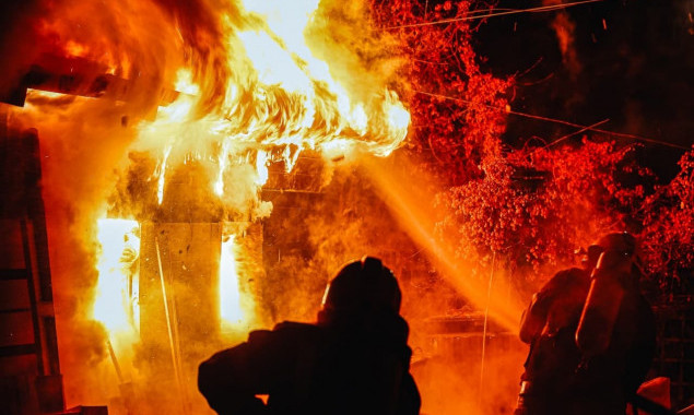 Ночью на столичном Подоле сгорел склад  (фото, видео)