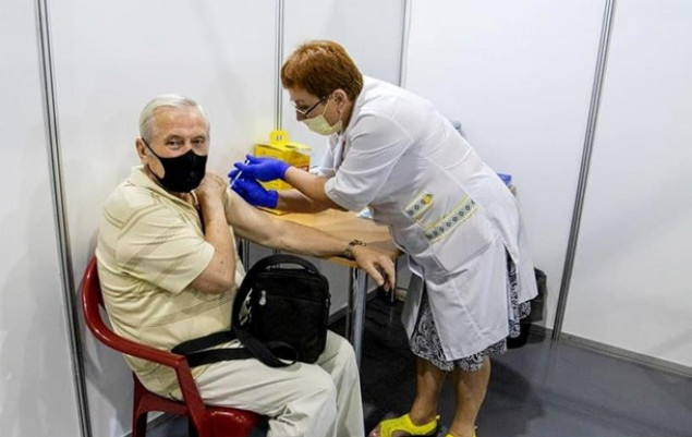 Уже 42,4% взрослого населения Украины получили по крайней мере одну прививку от коронавируса