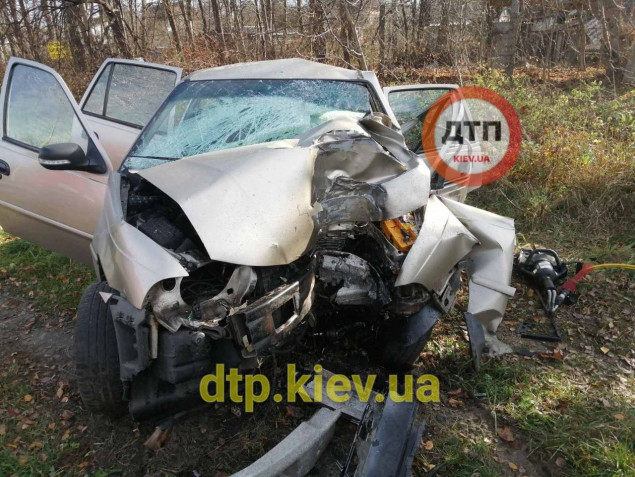 На въезде в Киев со стороны Житомирской трассы водитель Daewoo Nexia попал в смертельное ДТП